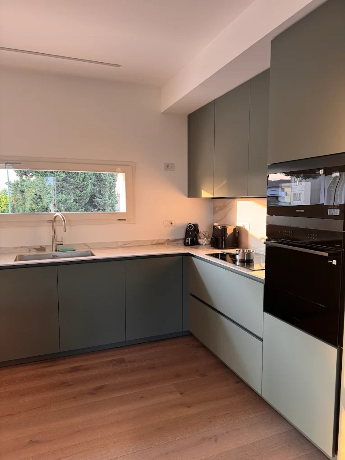 Villa Vicenza — cucina su misura LA PI: Laccato verde salvia, marmo bianco, finiture acciaio