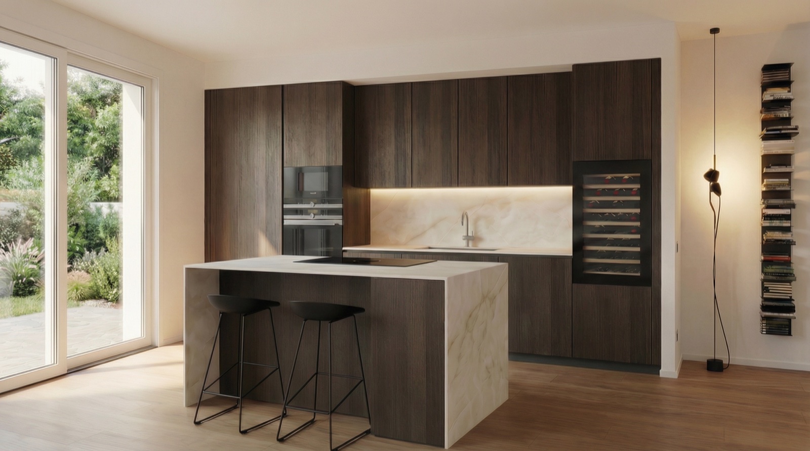 Villa Abano Terme — cucina su misura LA PI: Rovere scuro, marmo Calacatta, isola con cantinetta integrata