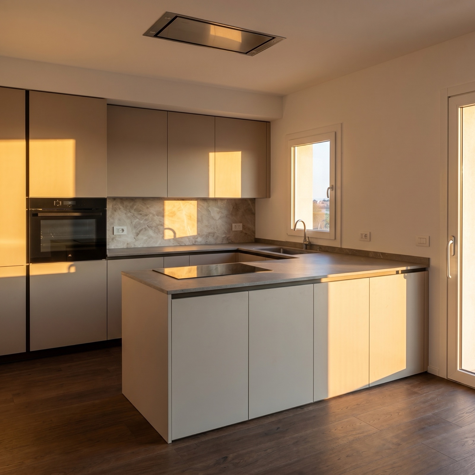 Appartamento Treviso — cucina su misura LA PI: Laccato sabbia opaco, top marmo grigio chiaro, penisola