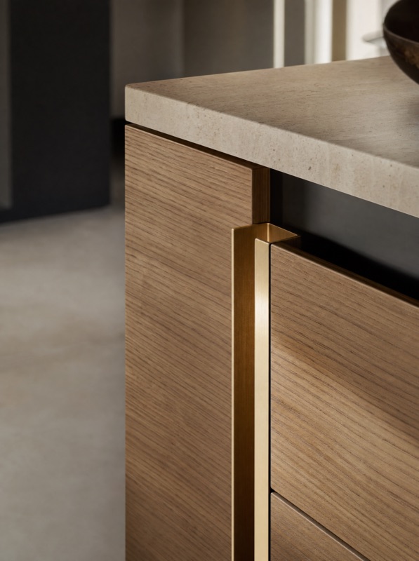 Giunzione finiture rovere, laccato e profilo ottone — dettaglio cucina LA PI