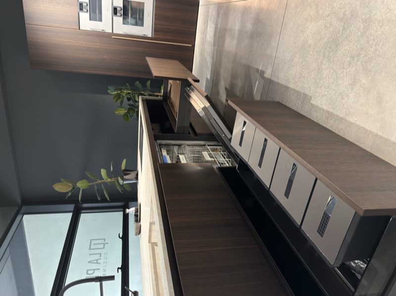 Mockup cucina showroom LA PI in rovere scuro con cassettoni a scomparsa