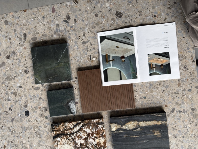 Moodboard materiali LA PI — campionature di marmi, legni e finiture
