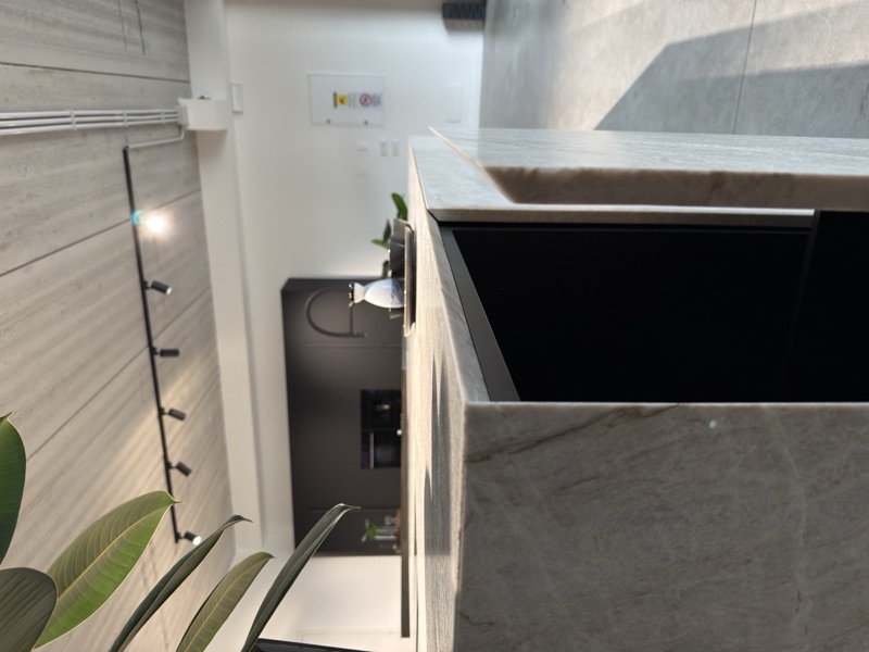 Top isola in marmo bianco venato — dettaglio finitura showroom LA PI