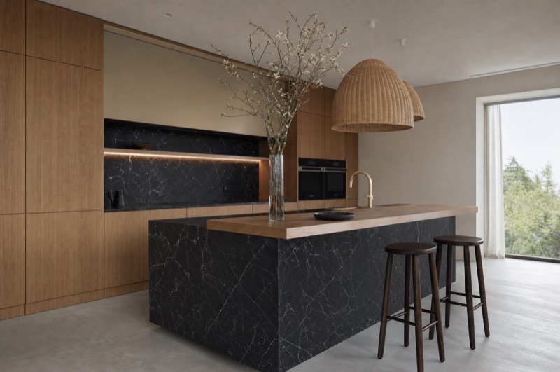 Cucina a isola in marmo nero Marquina e rovere — LA PI Cucine