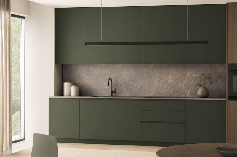 Cucina lineare verde forest con marmo grigio — LA PI Cucine